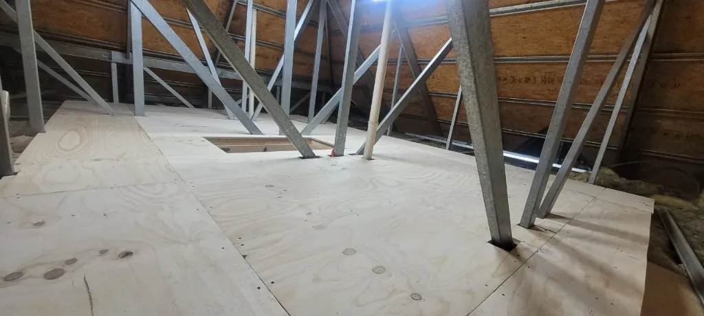 Piso de terciado estructural de primera calidad para ático - Resistente y durable