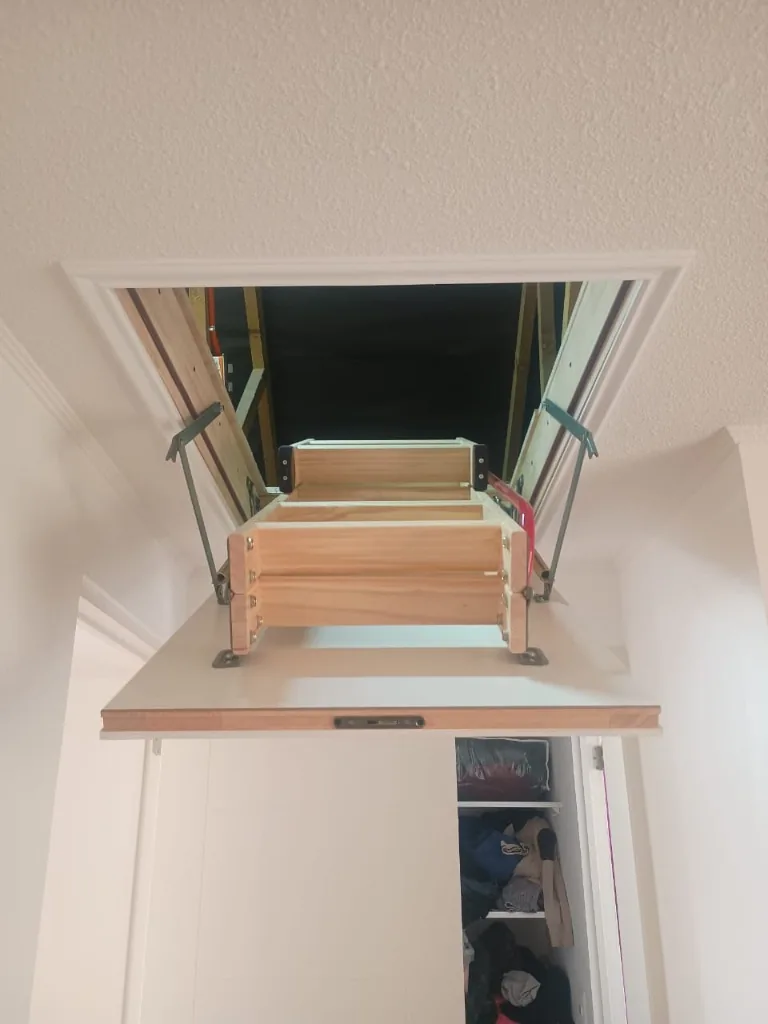 Escalera plegable desplegada mostrando fácil apertura y cerrado - Sistema de bisagras profesional