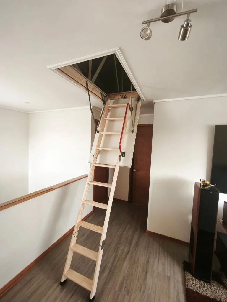 Escalera de ático plegable LadderPlus instalada en living - Calidad profesional garantizada
